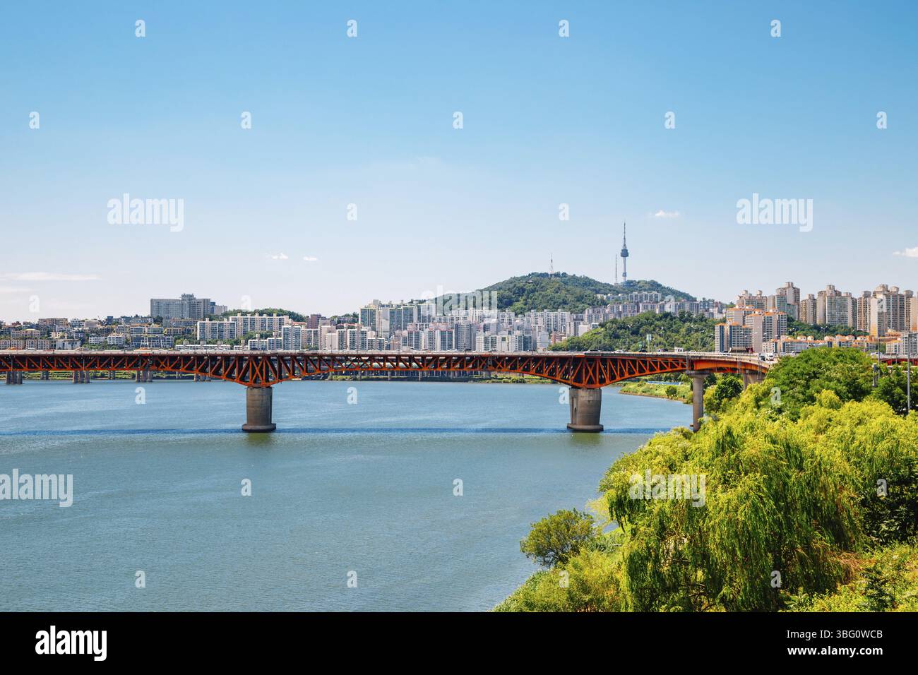 Vue sur le pont Seongsu et la ville de Séoul au parc de la rivière Han en Corée Banque D'Images