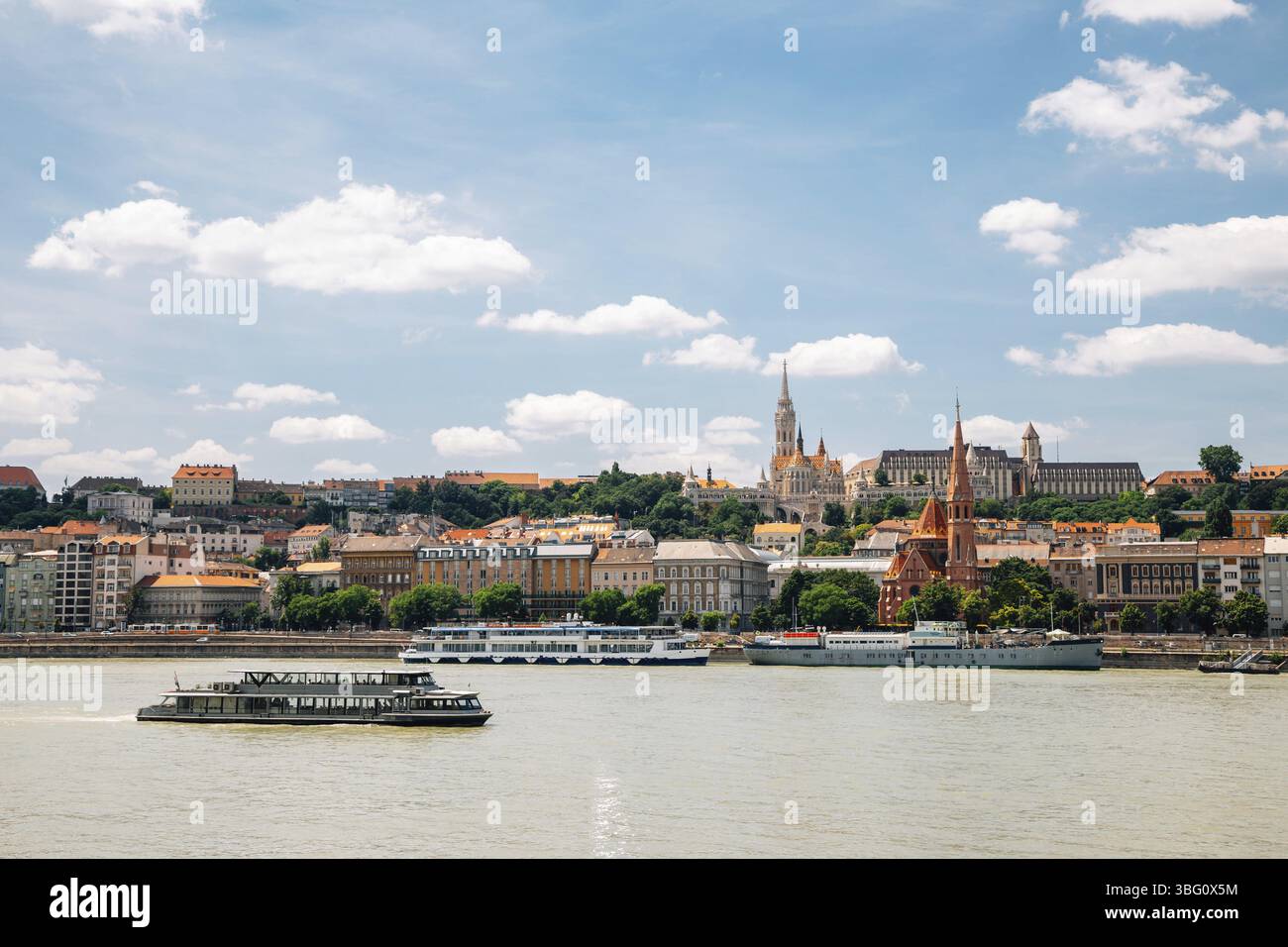 Buda district Bastion des pêcheurs et église Matthias avec Danube à Budapest, Hongrie, Europe Banque D'Images