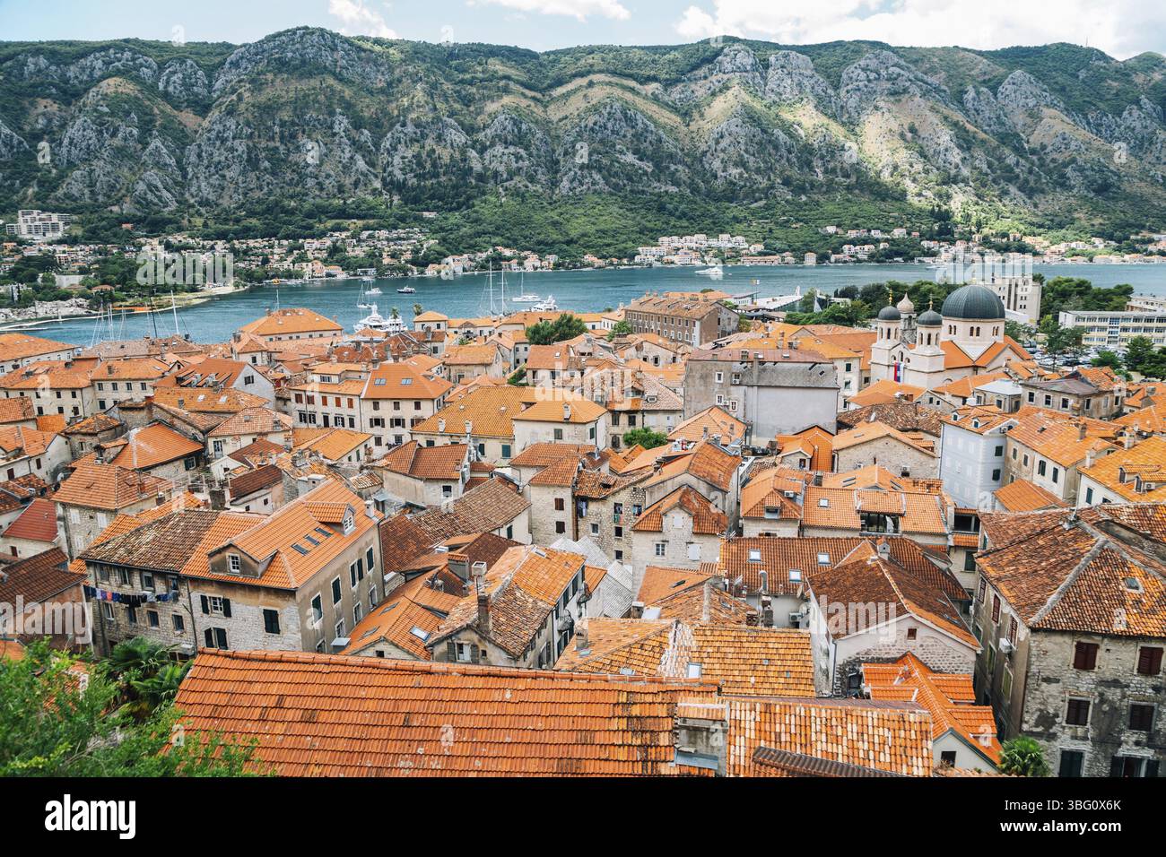 Baie de Kotor vue sur la vieille ville au Monténégro Banque D'Images