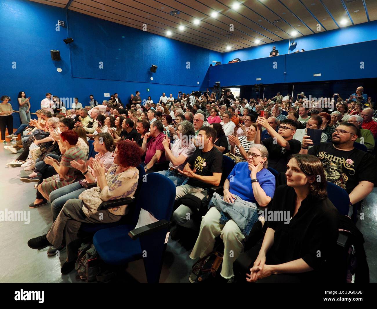 Attendees during an event on the reduction of working hours, under the slogan 'Work less, live better', at the University Square, on June 3, 2025, in Valladolid, Castilla y León (Spain). She is accompanied at this event by representatives of Izquierda Unida, Sumar and the CCOO and UGT trade unions in Castilla y León. 03 JUNE 2025 Photogenic / Europa Press 06/03/2025 (Europa Press via AP) Banque D'Images