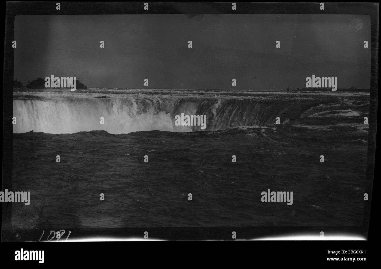 Une photographie des chutes Horseshoe (chutes canadiennes) prise lors de la visite de la famille Arras aux chutes Niagara en 1913. Edmund F. Arras a documenté leur voyage à travers l'Amérique du Nord, capturant des monuments naturels tels que cette cascade emblématique. Banque D'Images