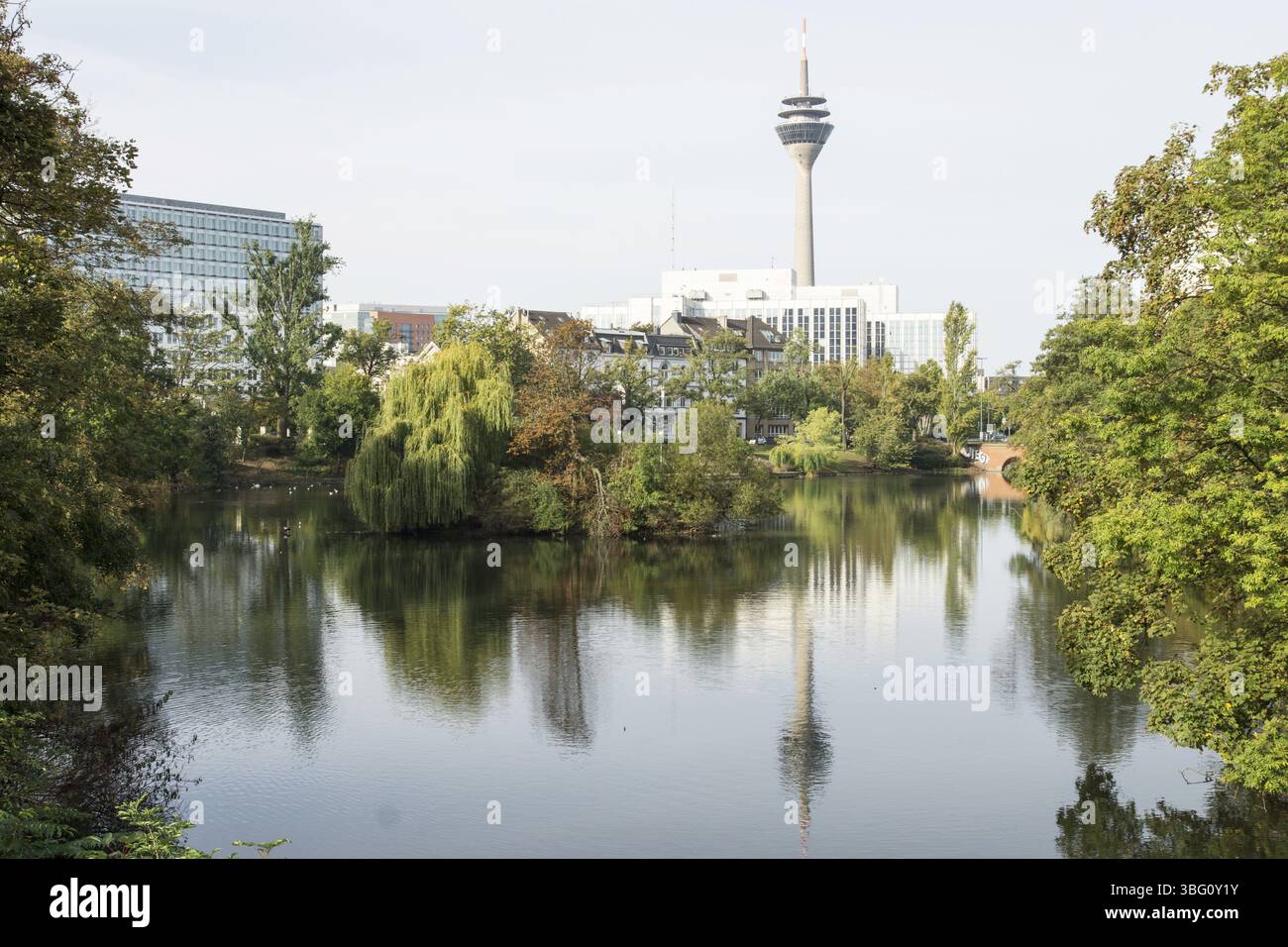 Étang de ville Schwanenspiegel et Rhinetower à Duesseldorf, Allemagne, Europe Banque D'Images