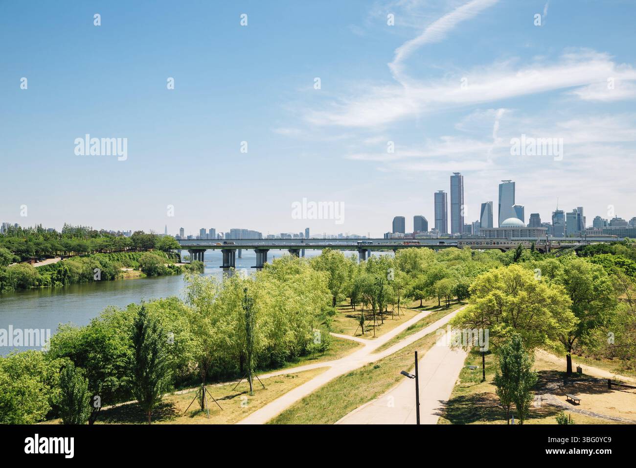 Yeouido Modern Cityscape et parc de la rivière Han à Séoul, en Corée Banque D'Images