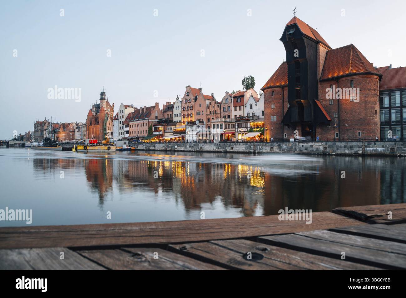 Port médiéval grue et vieille ville avec rivière au coucher du soleil à Gdansk, Pologne, Europe Banque D'Images