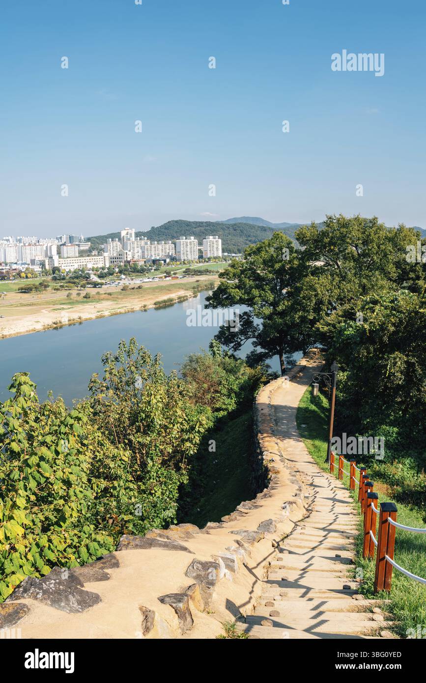Vue sur la forteresse de Gongsanseong et le parc fluvial de Gongju, en Corée Banque D'Images