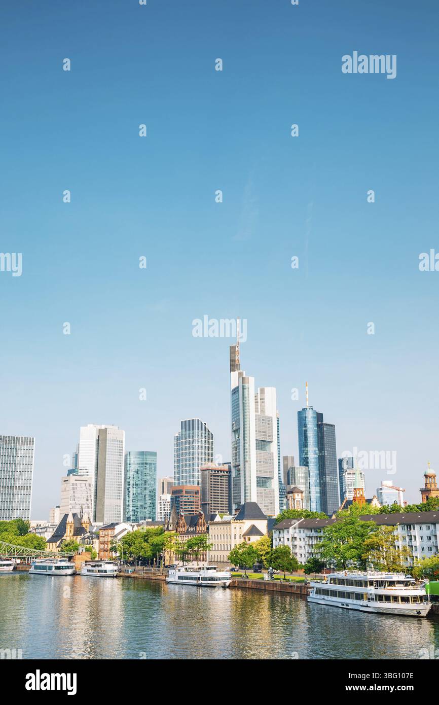 Frankfurt am Main quartier des bâtiments modernes et de la rivière principale en Allemagne Banque D'Images