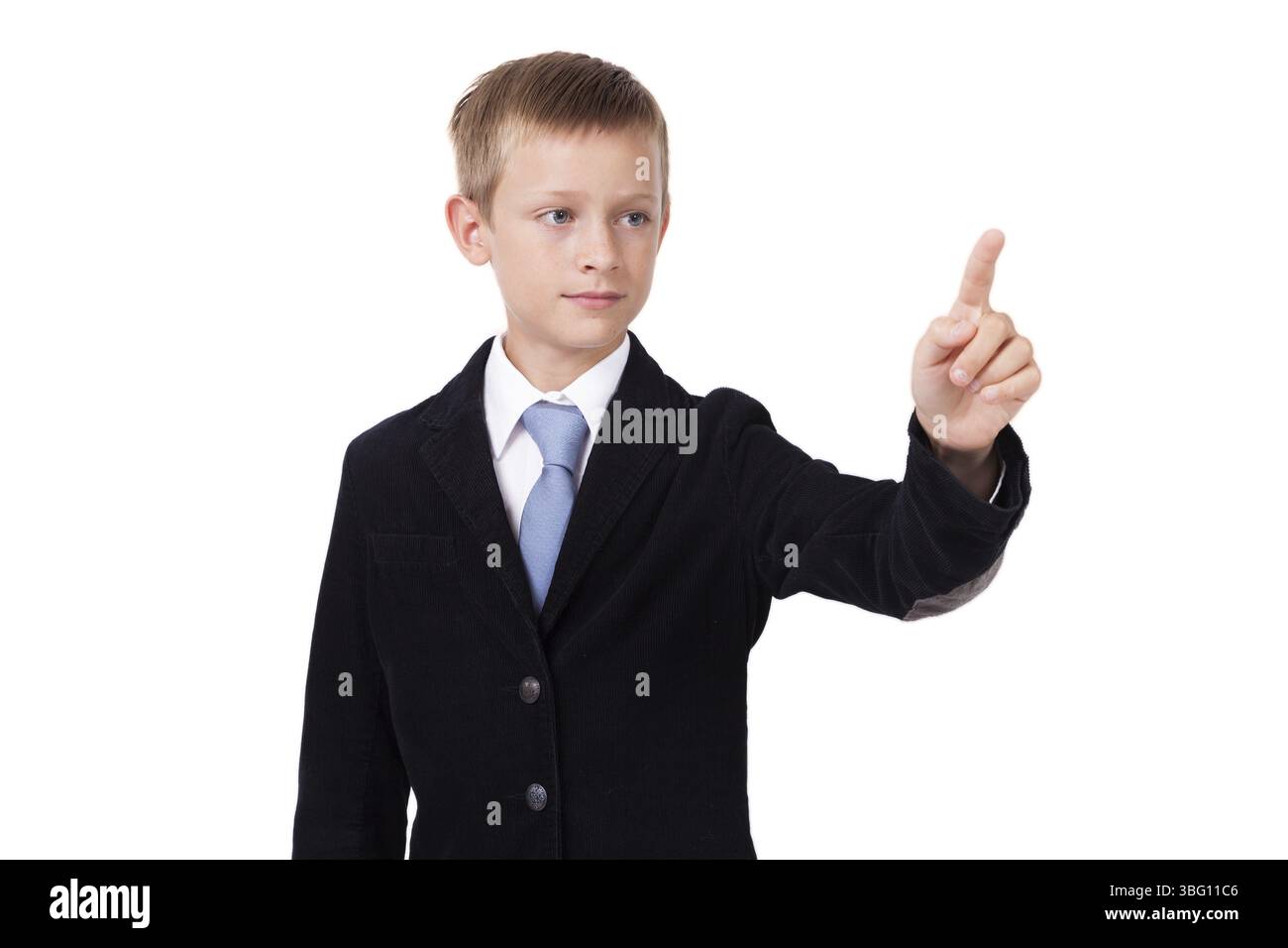 Étudiant dans un costume d'affaires sur un fond blanc travaillant avec un écran, image avec profondeur de champ et flou artistique Banque D'Images