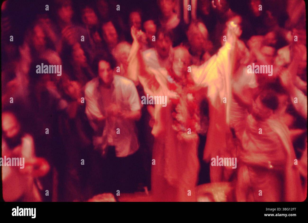 La photographie d’A.V. Shirk du 12 mai 1969 montre Swami Bhaktivedanta s’adressant à la Société de yoga OSU et à la communauté locale Hare Krishna à Hitchcock Hall. Le poète Allen Ginsberg a fait une brève apparition à l'événement. Banque D'Images