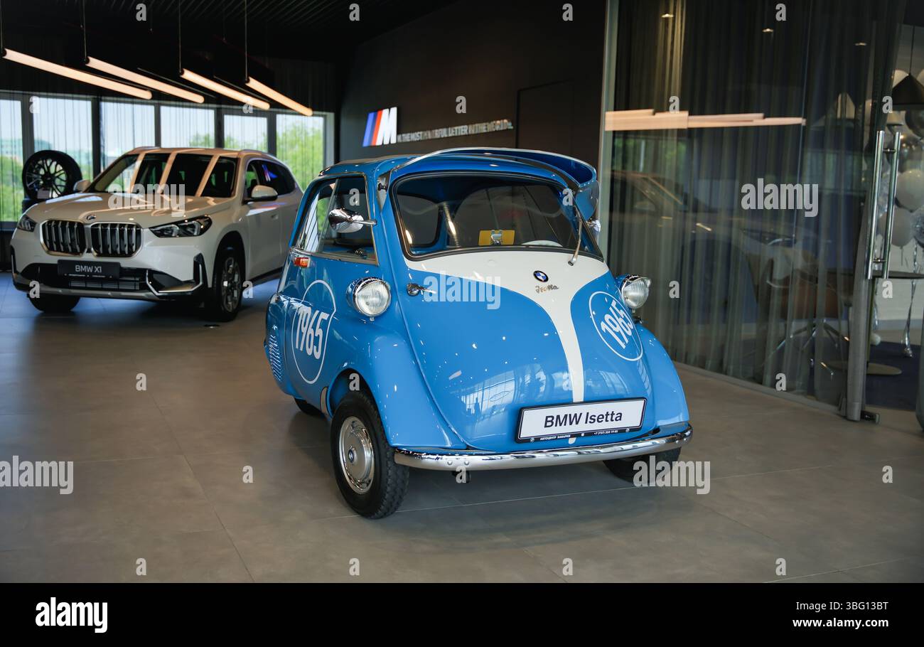 Almaty, Kazakhstan - 29 mai 2025 : la nouvelle BMW Isetta est dans le showroom. Constructeur automobile allemand. Ventes de voitures Banque D'Images