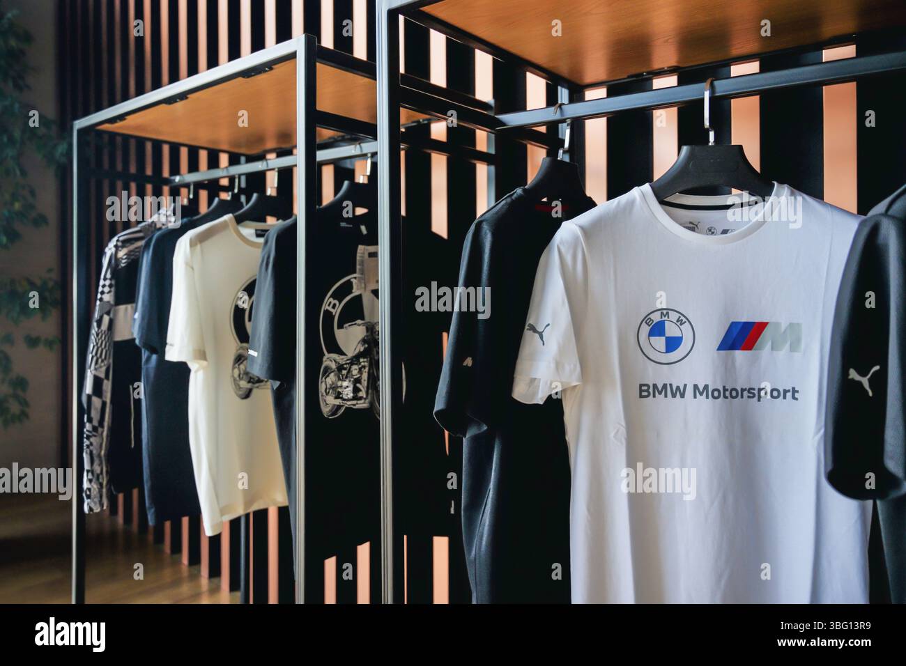 Almaty, Kazakhstan - 29 mai 2025 : département de vêtements BMW pour les sports mécaniques. Constructeur automobile allemand Banque D'Images
