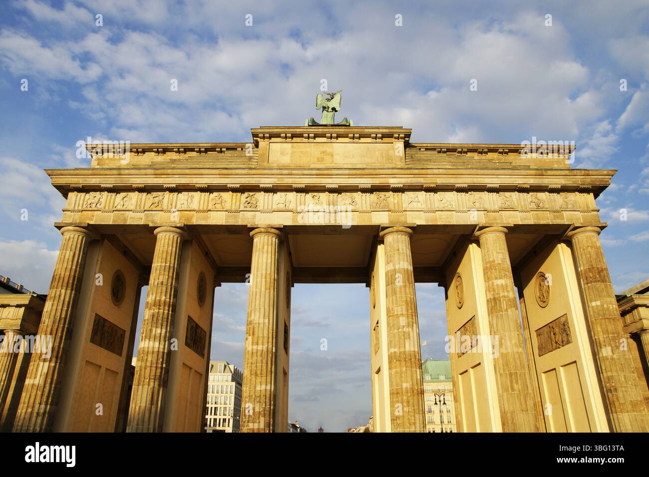 Brandenburg Tor à Berlin dans la lumière du soir Banque D'Images