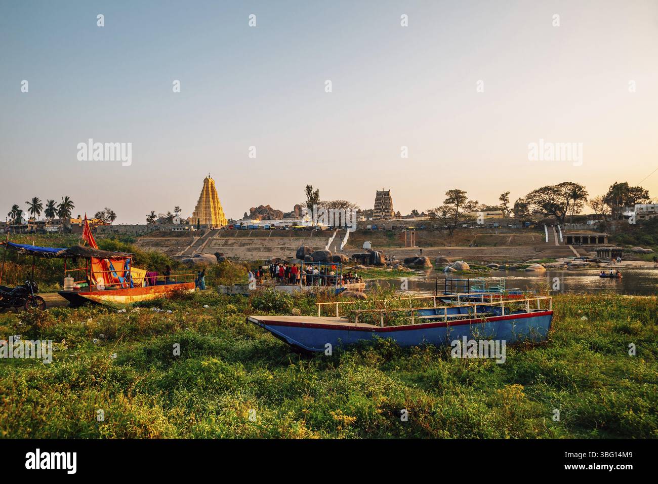 Rivière Tungabhadra et temples antiques au coucher du soleil à Hampi, Inde, Asie Banque D'Images