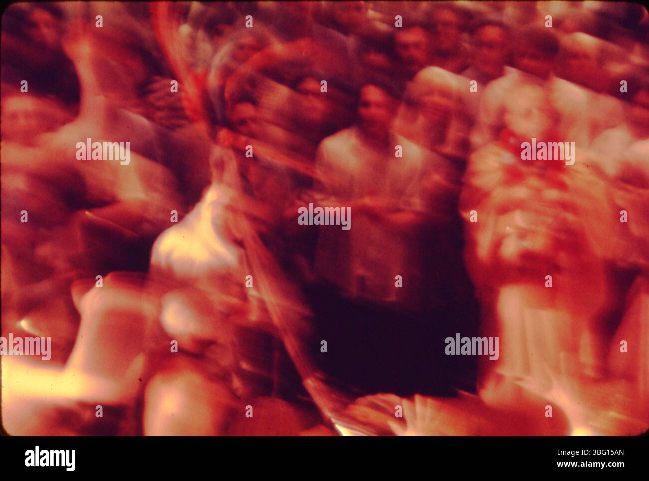 Cette photographie, prise par A.V. Shirk, capture Swami Bhaktivedanta présentant pour soutenir l'OSU Yoga Society avec une apparition du poète Allen Ginsberg le 12 mai 1969, à Hitchcock Hall. Banque D'Images