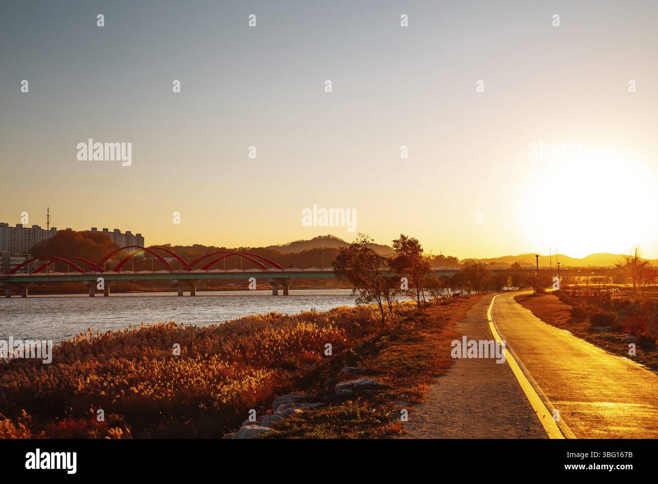 Sentier de randonnée le long de la rivière Nakdong au coucher du soleil à Andong, en Corée Banque D'Images