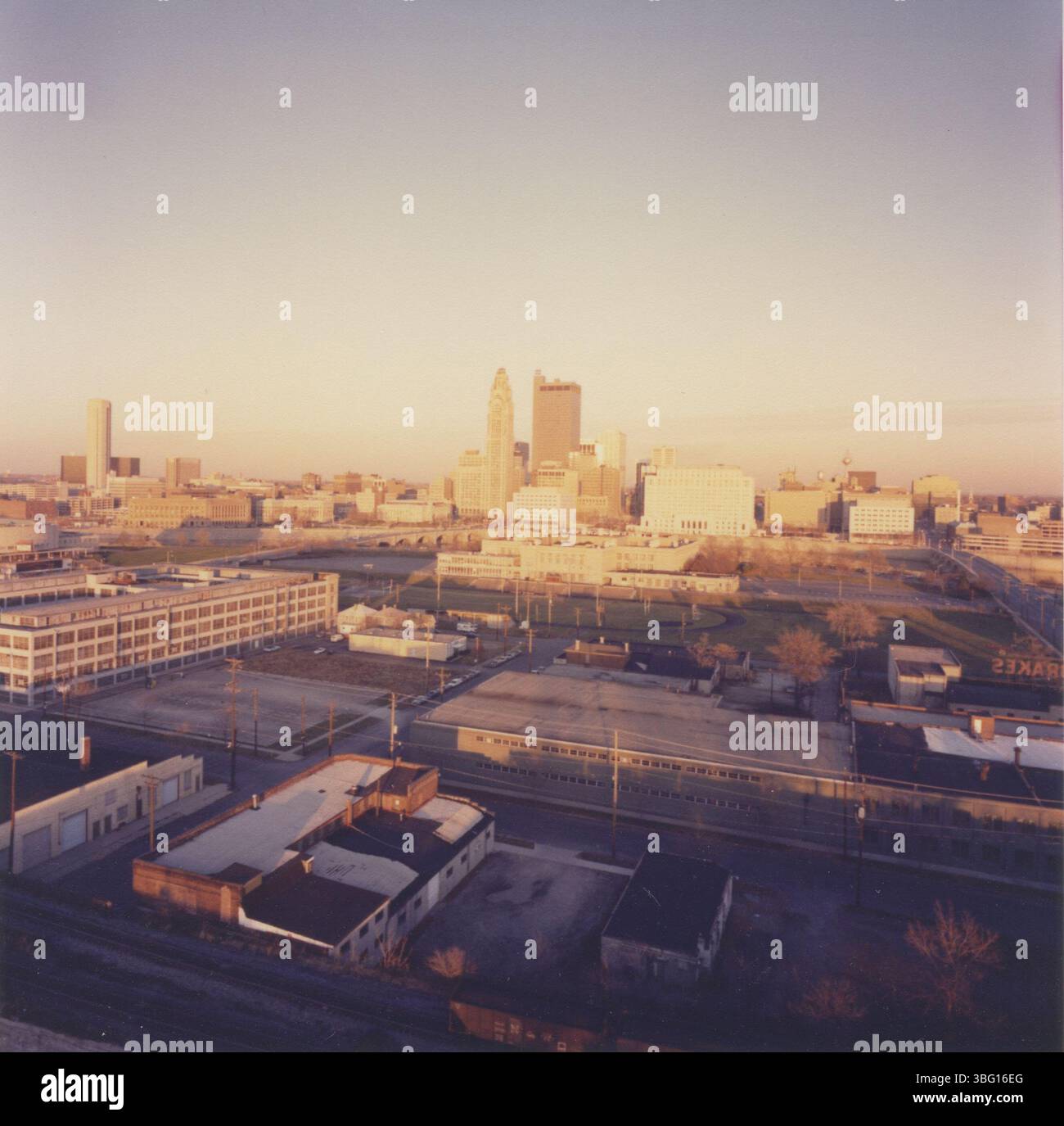 Cette vue aérienne du centre-ville de Columbus de 1981 présente le pénitencier de l'Ohio, le district Arena avant son réaménagement et la construction en cours de l'ajout du Veterans Memorial. Banque D'Images