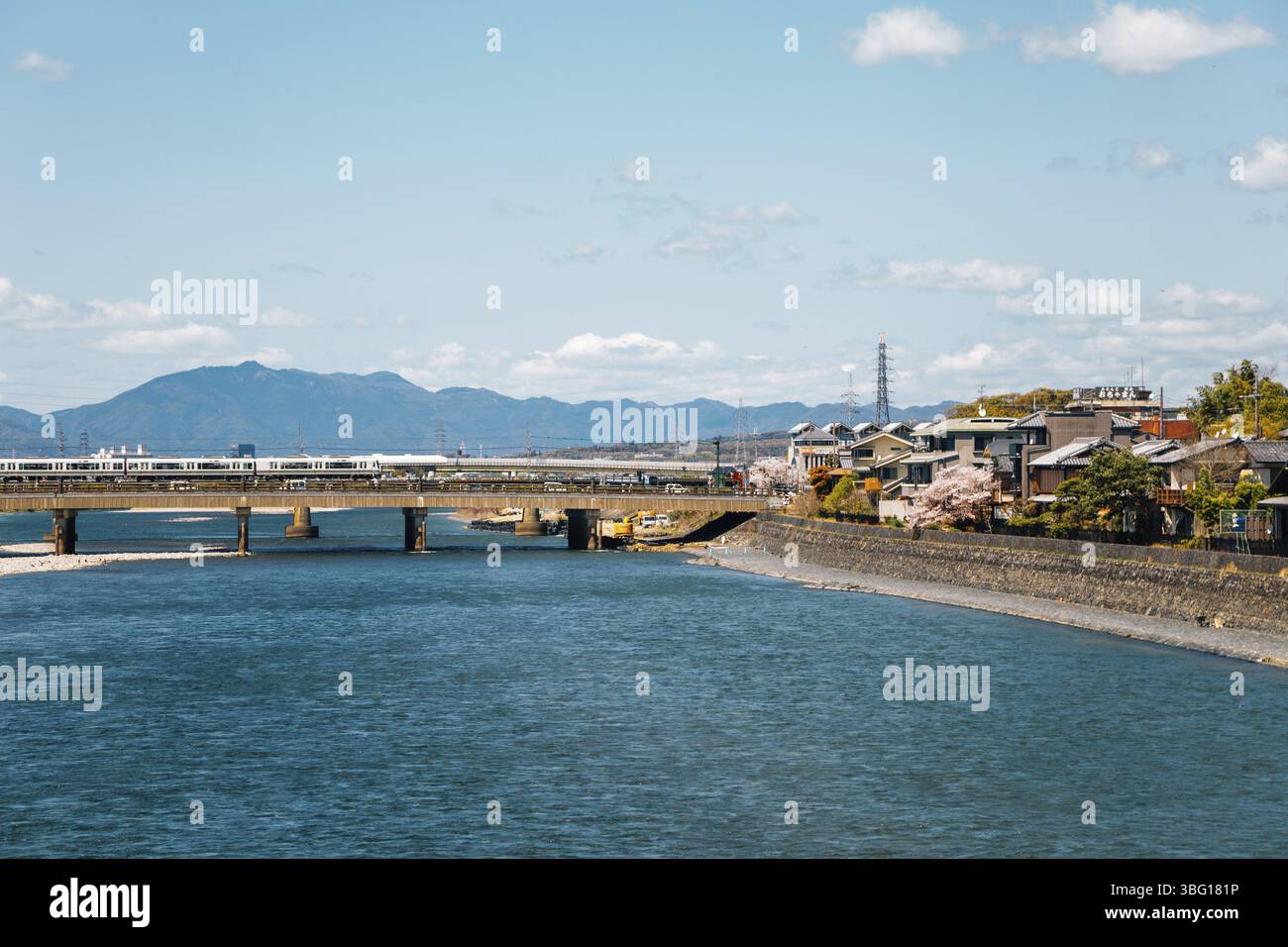 Ville et rivière Uji au printemps à Kyoto, Japon, Asie Banque D'Images