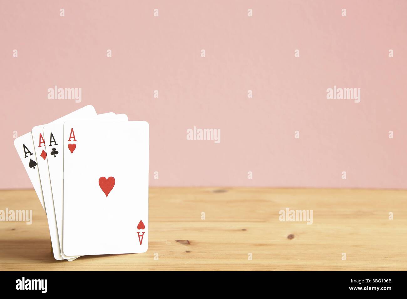 Quatre ace poker cartes sur table en bois. Concept de fortune Banque D'Images