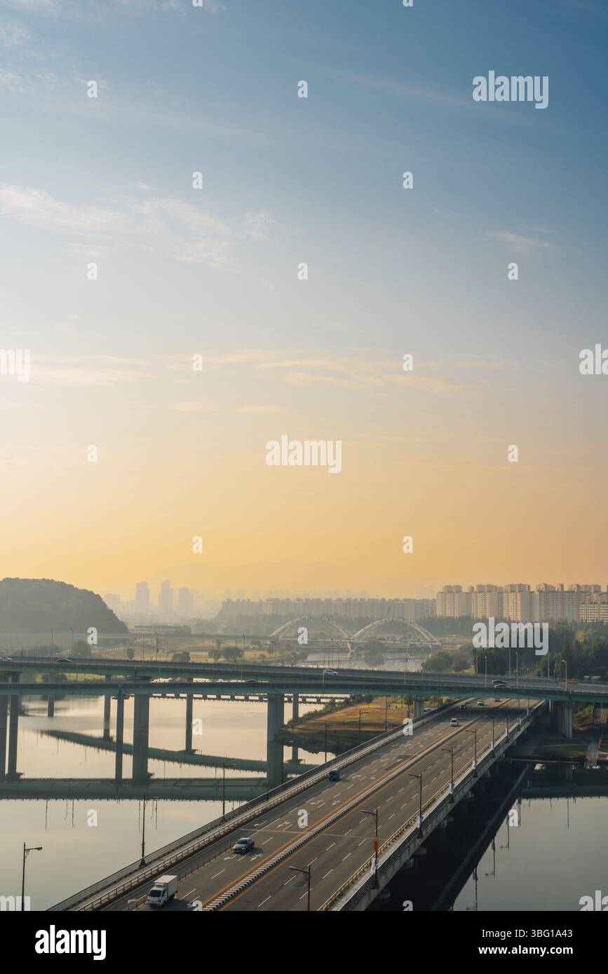 Vue panoramique sur la ville de Daejeon et la rivière Gapcheon au lever du soleil en Corée Banque D'Images