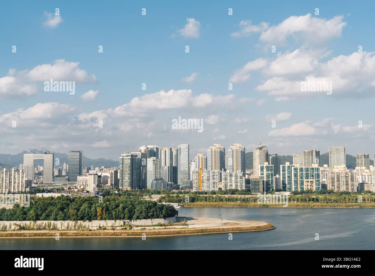 Bâtiments modernes et parc de la rivière Han de l'île de Nodeulseom à Séoul, en Corée Banque D'Images