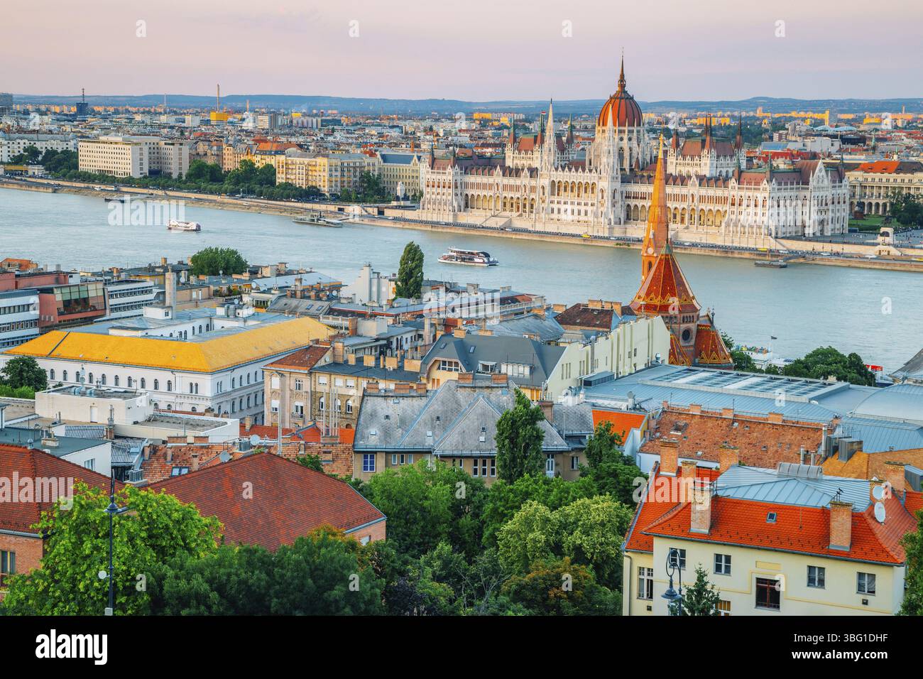 Bâtiment du Parlement hongrois et le Danube, Budapest city panorama au coucher du soleil en Hongrie Banque D'Images