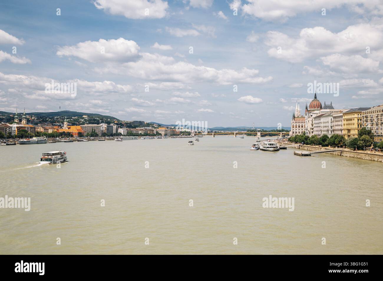 Quartier de Buda et bâtiment du Parlement hongrois avec le Danube à Budapest, Hongrie, Europe Banque D'Images
