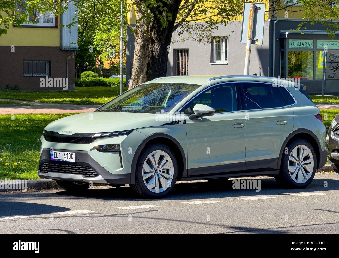 OSTRAVA, RÉPUBLIQUE TCHÈQUE - 27 AVRIL 2025 : voiture compacte Skoda Elroq électrique verte garée dans la rue Banque D'Images