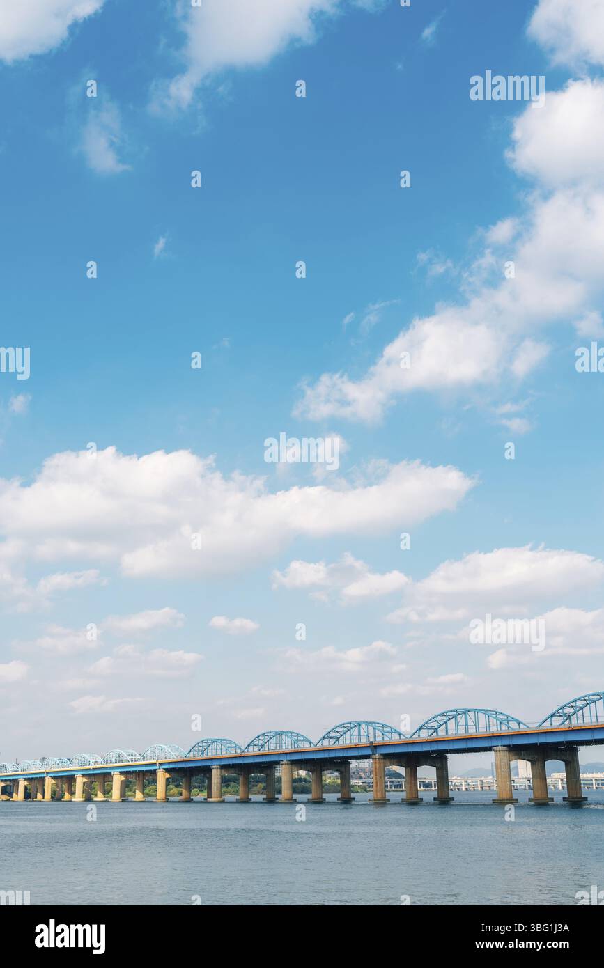 Pont Dongjak et parc de la rivière Han à Séoul, Corée Banque D'Images