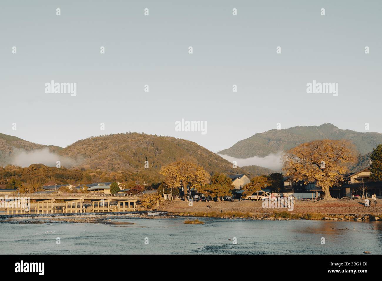 Rivière Arashiyama et pont, paysage rural d'automne à Kyoto, Japon, Asie Banque D'Images