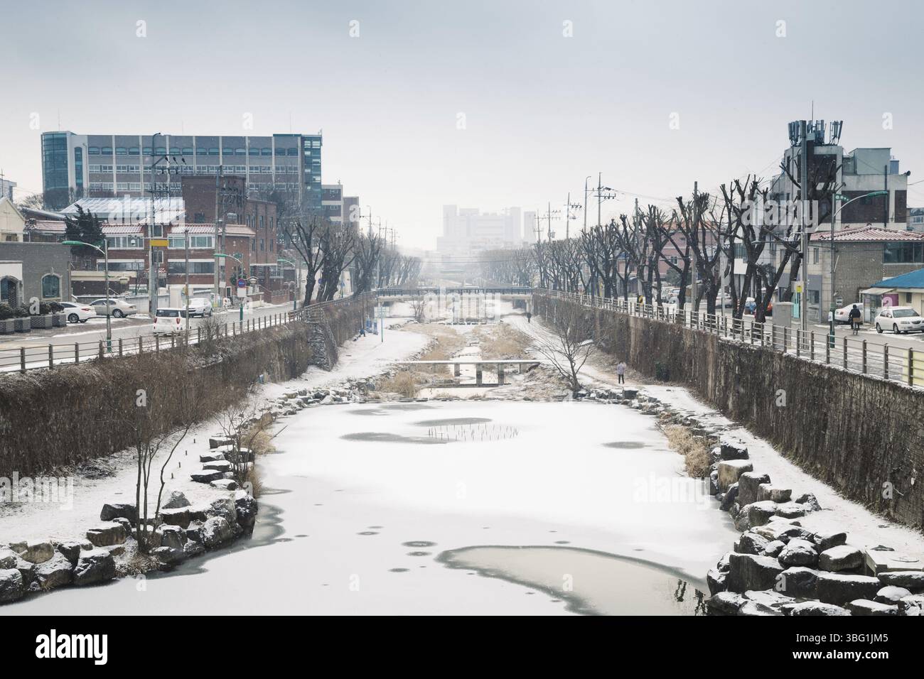 La neige a couvert la ville et rivière à l'hiver à Suwon, Corée Banque D'Images