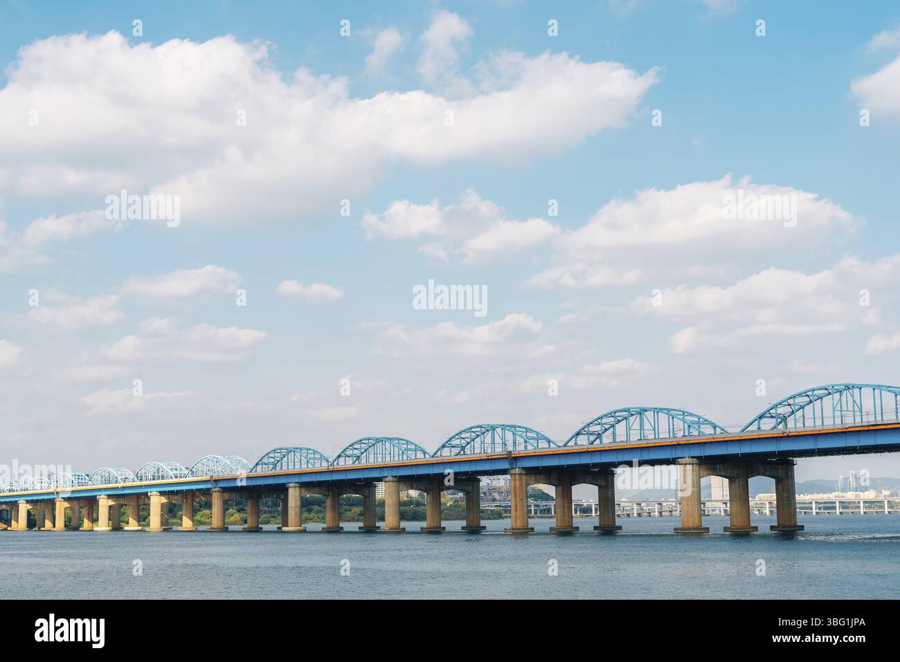 Pont Dongjak et parc de la rivière Han à Séoul, Corée Banque D'Images