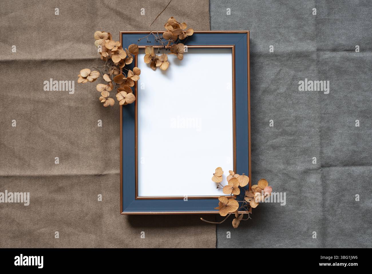 Cadre photo et fleur d'hortensia sur fond de tissu brun et gris. vue de dessus, espace de copie Banque D'Images