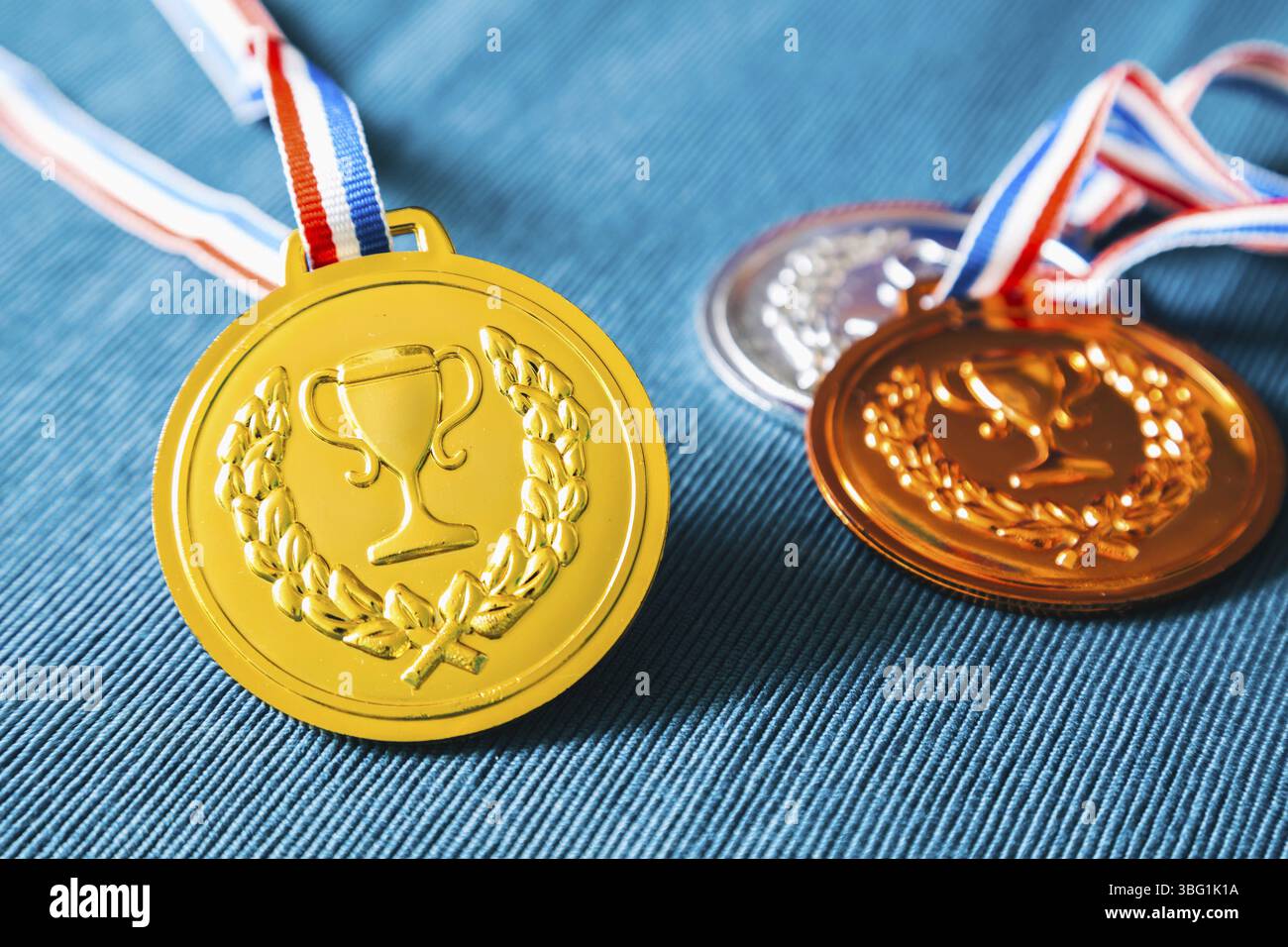 Médaille d'or sur fond bleu Banque D'Images