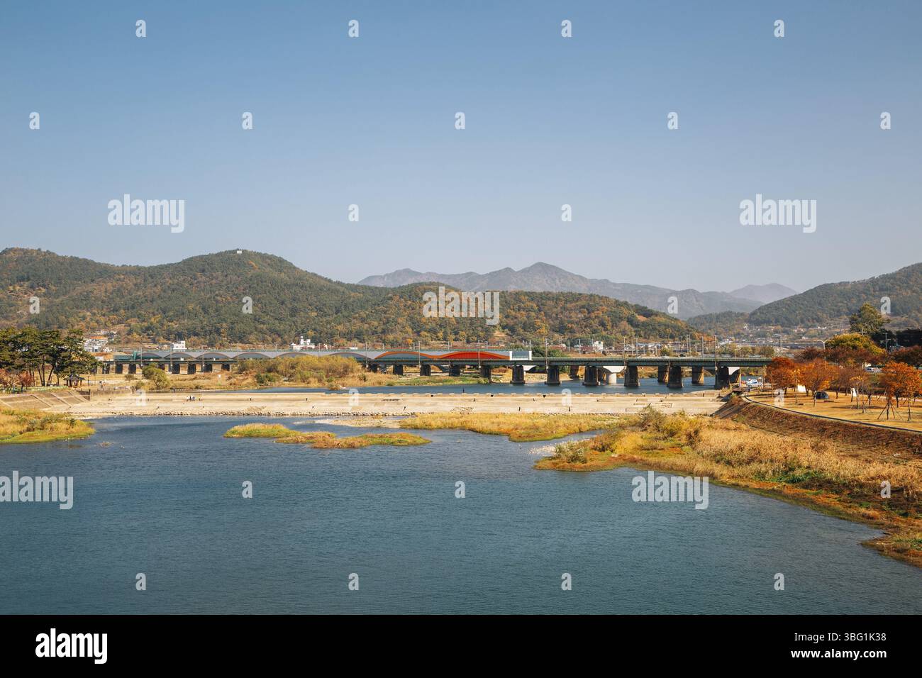 Rivière et montagne de Miryang à l'automne à Miryang, en Corée Banque D'Images