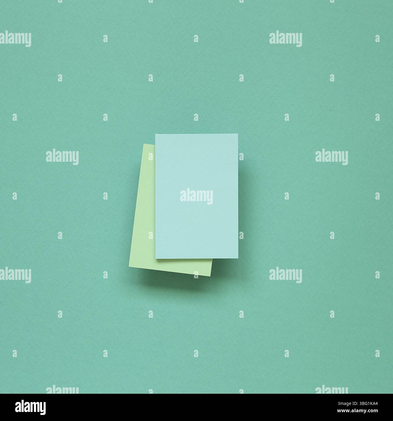 Papier mémo bleu, notes adhésives sur fond vert menthe. Vue du dessus, espace de copie Banque D'Images