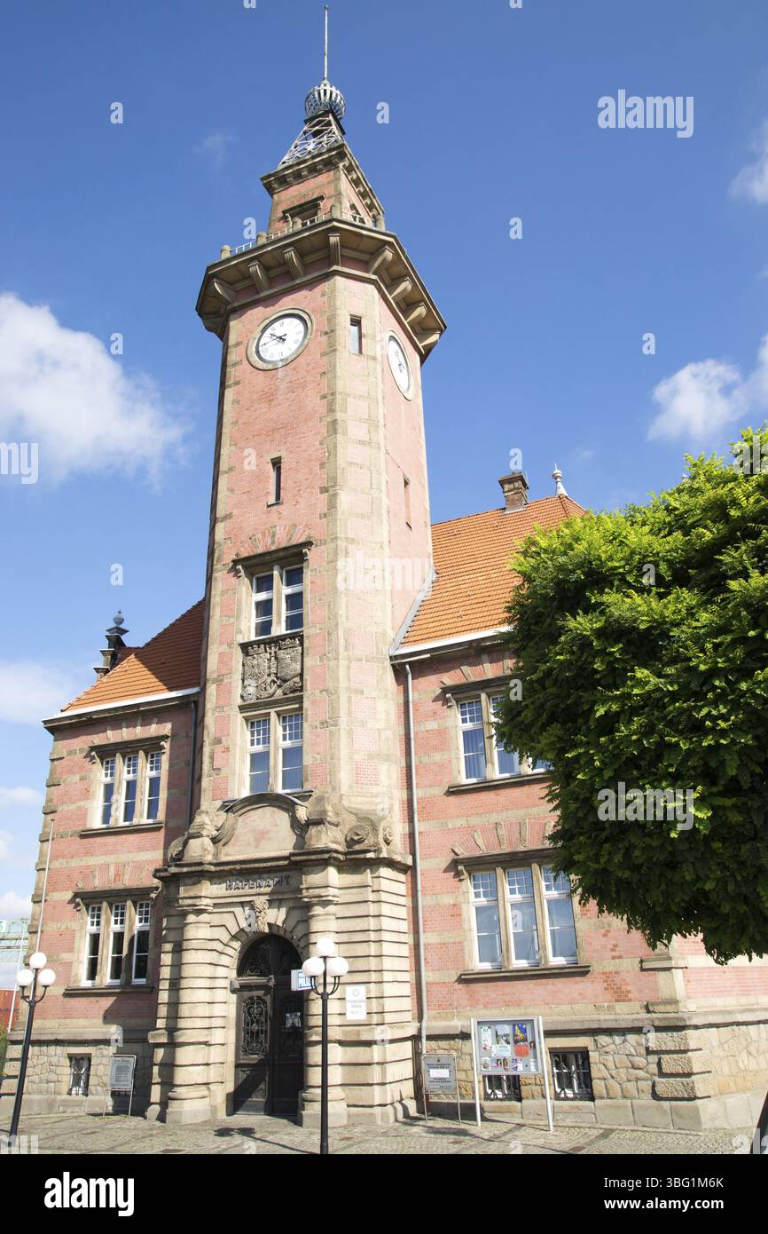 Ancienne autorité portuaire dans le port canal de Dortmund, Allemagne, Europe Banque D'Images