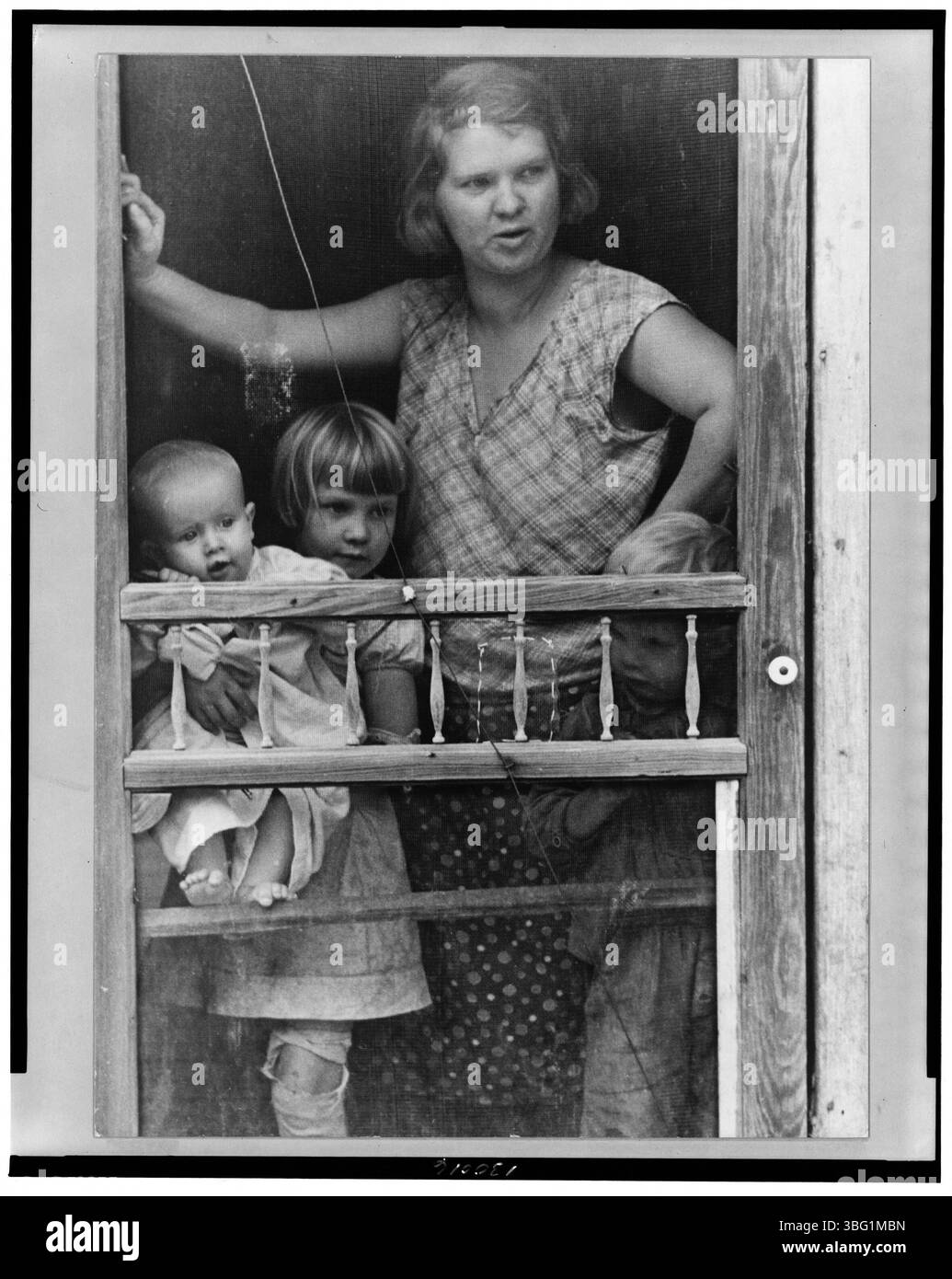 Cette image présente la famille d'un client potentiel, éventuellement liée à une transaction immobilière, donnant un aperçu des aspects démographiques et sociaux de la clientèle. Banque D'Images