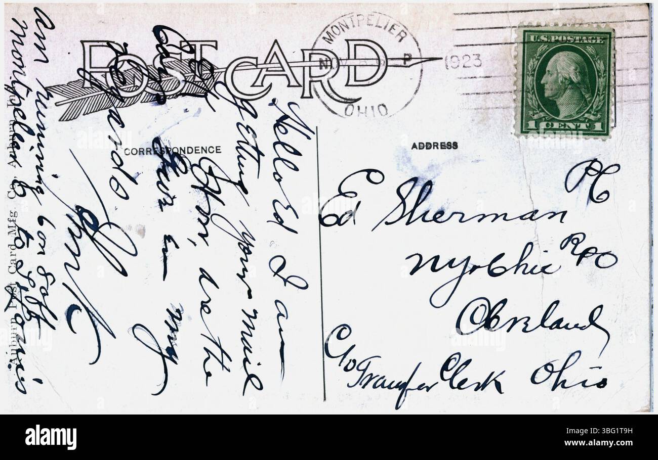 Une photographie en noir et blanc de 1923 montrant la rue main à Montpelier, Ohio. L’image montre des automobiles en stationnement et les vitrines commerciales bordant la rue, typiques du développement de la ville au début du XXe siècle. Banque D'Images