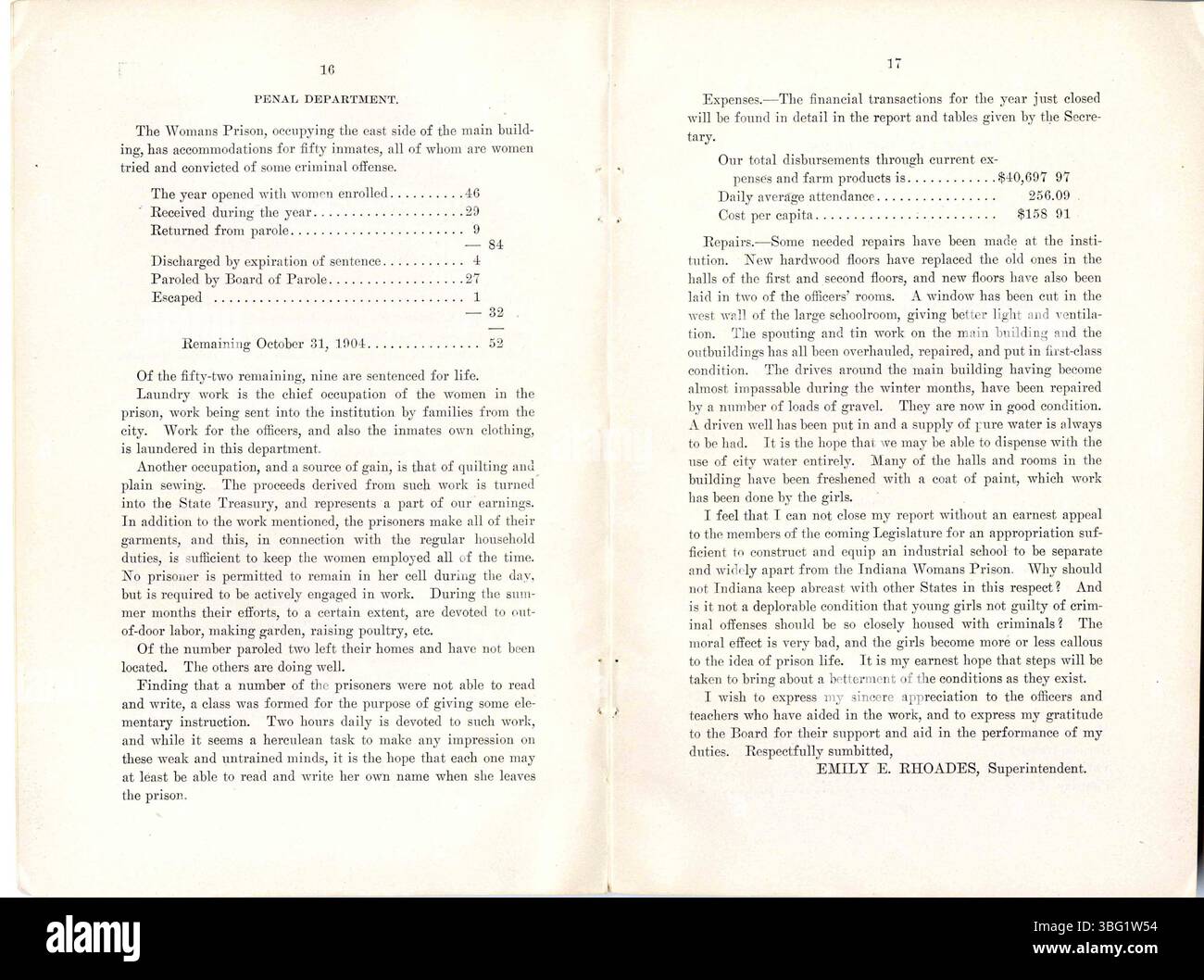 Il s'agit du 33e rapport annuel de l'école industrielle pour filles de l'Indiana et de la prison pour femmes de l'Indiana, couvrant l'année se terminant le 31 octobre 1905. Il présente un résumé des activités, des progrès et des conditions de l'établissement, y compris des rapports au gouverneur. Banque D'Images