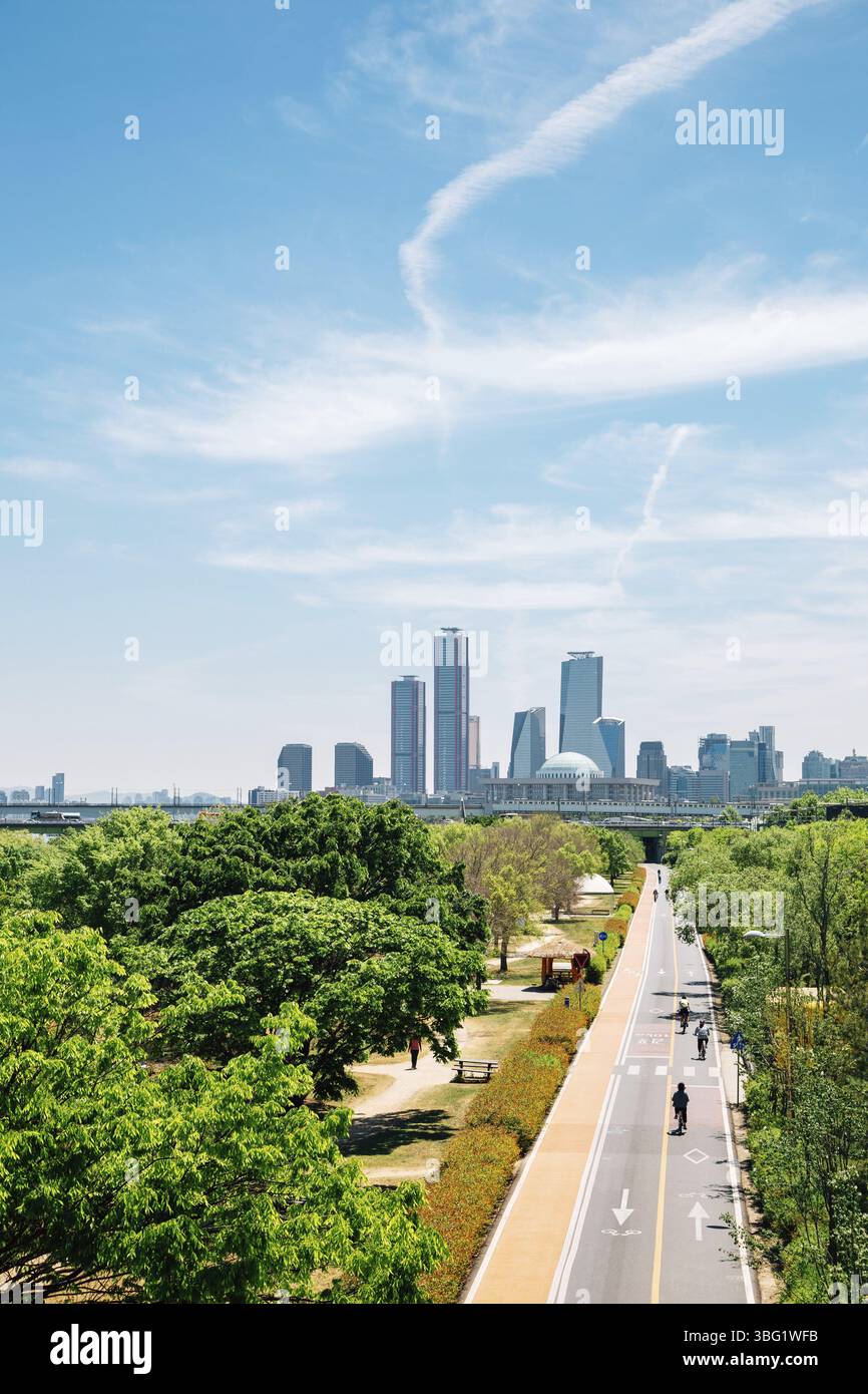 Yeouido Modern Cityscape et parc de la rivière Han à Séoul, en Corée Banque D'Images