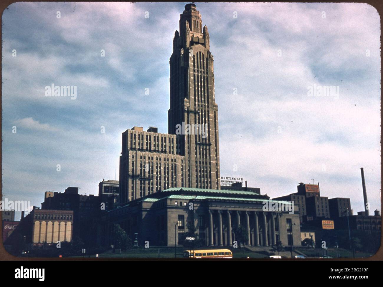 Cette photo de 1957 montre l'hôtel de ville de Columbus et la tour Leveque du boulevard Marconi. Le Neil House Hotel peut également être vu à droite du bâtiment Leveque. Banque D'Images