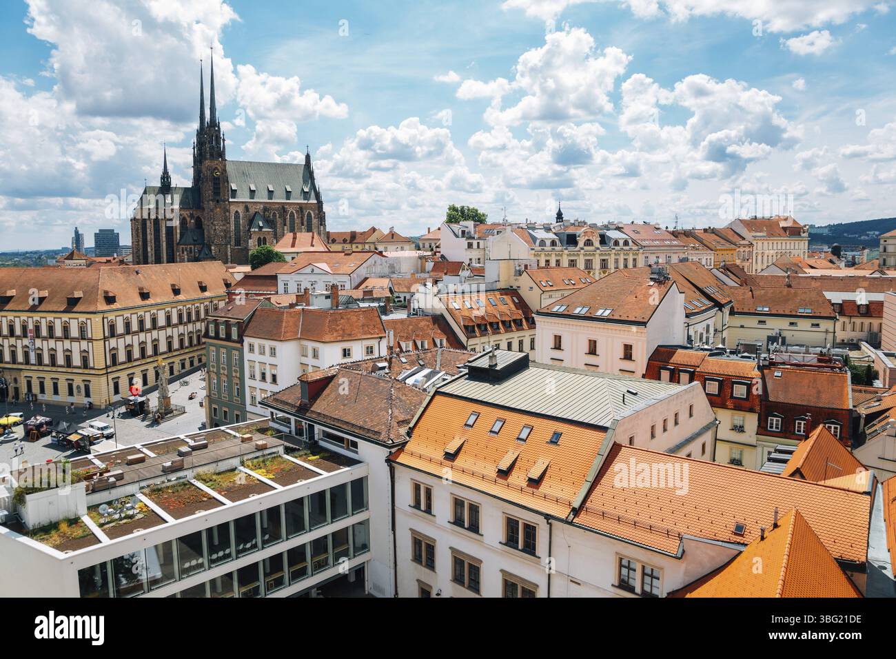 Exprimez la cathédrale de Pierre et Paul et le paysage urbain depuis la tour de l'ancien hôtel de ville de Brno, République tchèque, Europe Banque D'Images