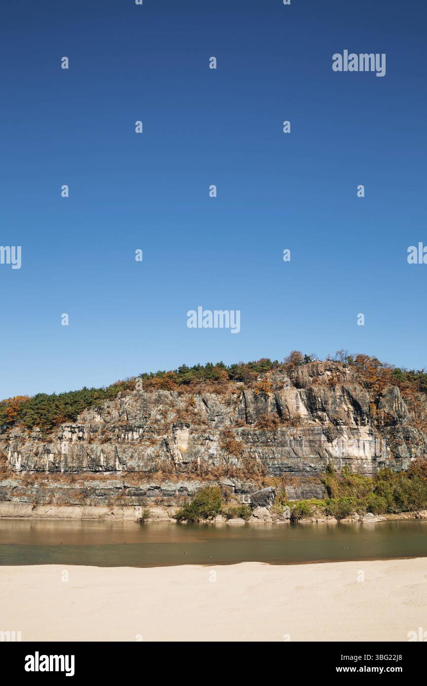 Falaise de Buyongdae et rivière Nakdong au village d'Andong Hahoe à Andong, en Corée Banque D'Images