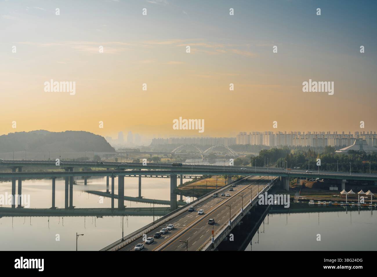 Vue panoramique sur la ville de Daejeon et la rivière Gapcheon au lever du soleil en Corée Banque D'Images