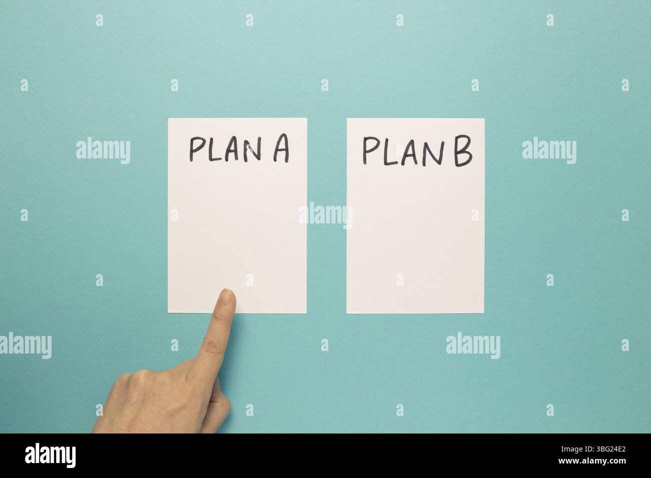 Choisissez Plan A avec le doigt sur fond bleu. Plan d'affaires, choix, changement, concept de dilemme. Vue de dessus Banque D'Images