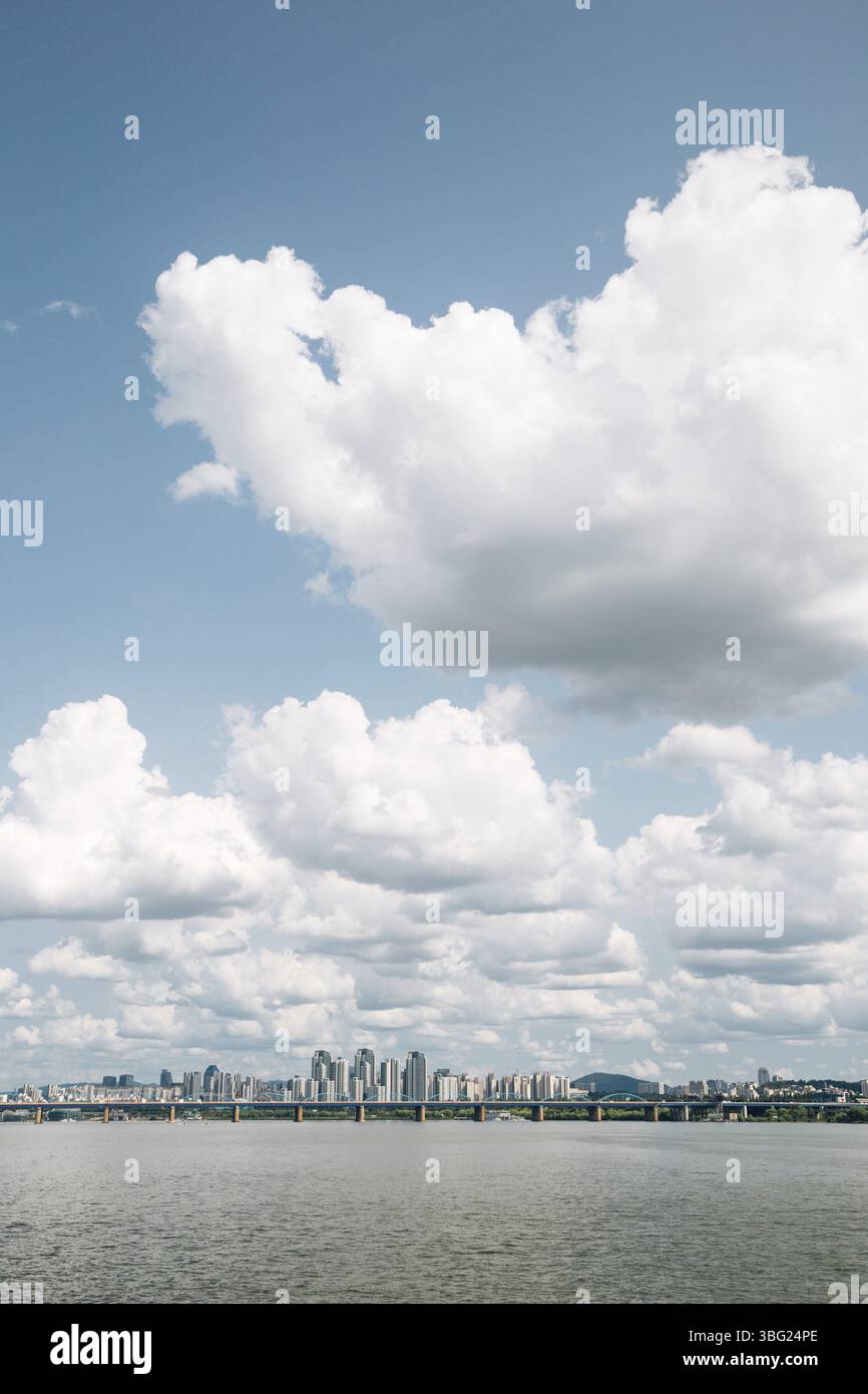 Le parc de la rivière Han Dongjak Daegyo Bridge et des bâtiments modernes à Séoul, en Corée Banque D'Images