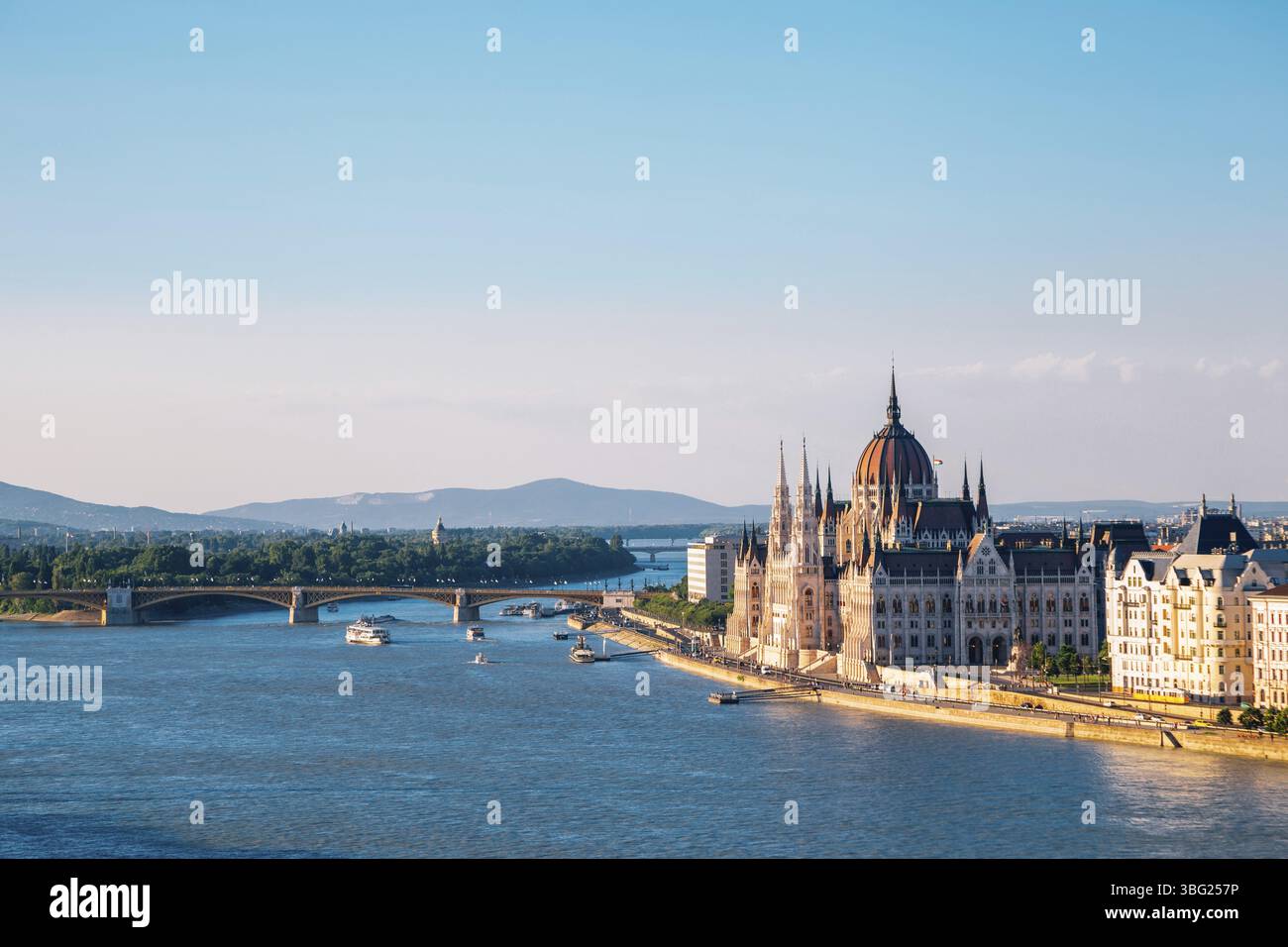 Bâtiment du Parlement hongrois et pont Margaret avec le danube à Budapest, Hongrie, Europe Banque D'Images