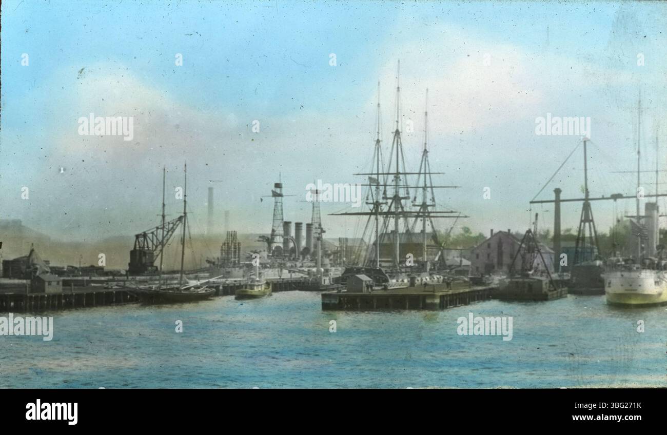 Une vue de 1913 des navires au Boston Navy Yard, y compris l'USS Constitution et l'USS Arkansas. La Constitution, construite en 1797, servait de navire-musée lors de la visite de la famille Arras. Banque D'Images