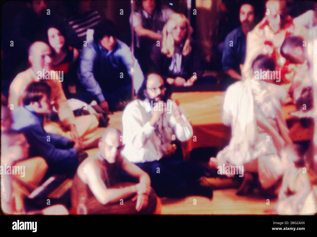 Cette photographie montre Swami Bhaktivedanta présentant pour soutenir la Société de yoga OSU et la communauté locale Hare Krishna. Le poète Allen Ginsberg fait une brève apparition à l'événement à Hitchcock Hall le 12 mai 1969. Banque D'Images