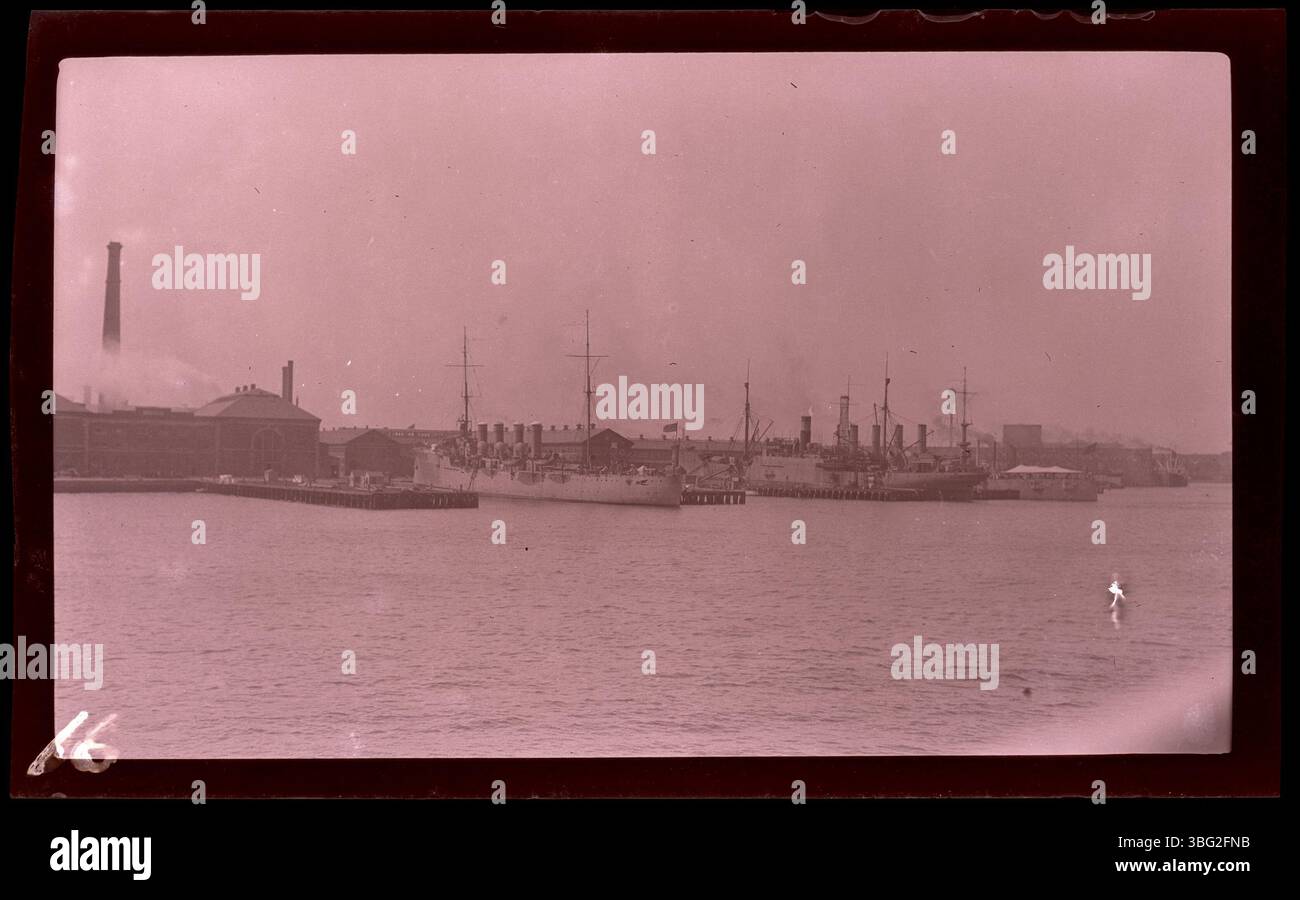 Le Boston Navy Yard, capturé du Canopic alors qu'il quittait Boston pour l'Europe en 1913. La photo montre le Navy Yard et le départ du navire, documentant le port de Boston d'avant-guerre. Banque D'Images