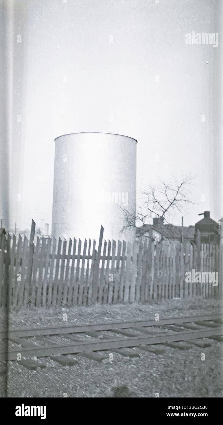 Ces images montrent des réservoirs de stockage appartenant à la Accurate Measure Oil Company, y compris un réservoir de 400 000 gallons et un réservoir de 70 000 gallons. La compagnie, opérationnelle de 1923 à 1928, comptait 40 stations à Columbus. Frank M. Morrison a été président. Banque D'Images
